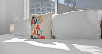 Pink Palm*Steps to Beach*Pool & Sofa Bed- Walk to Times Square, Fort Myers Beach