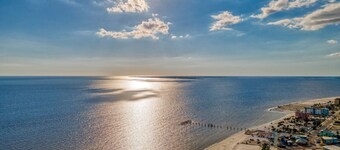 Beach/Pool Access Cottage - Walk to Times Square, Fort Myers Beach