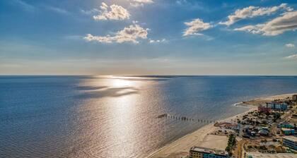 Beach/Pool Access Cottage - Walk to Times Square, Fort Myers Beach