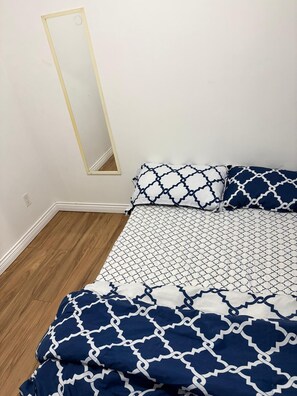 2 bedrooms, iron/ironing board, WiFi - Surrey Central Hub: Big room, clean bath, huge kitchen, right at the Skytrain! (Surrey)