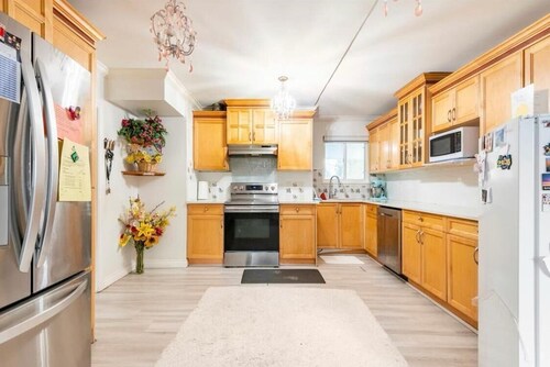 Surrey Central Hub: Big room, clean bath, huge kitchen, right at the Skytrain!