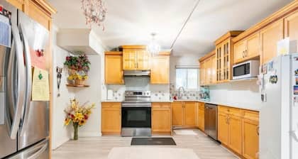 Surrey Central Hub: Big room, clean bath, huge kitchen, right at the Skytrain!