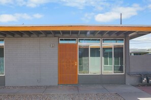 Exterior - 2 bedroom uptown apartment (Phoenix)