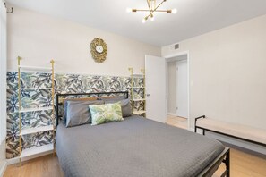 2 bedrooms, iron/ironing board, travel cot, free WiFi - 2 bedroom uptown apartment (Phoenix)