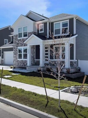 Exterior - Lovely 5-bedroom for family with mountain trail access and outdoor entertaining. (Draper)