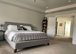 Iron/ironing board, WiFi, bed sheets - Lovely 5-bedroom for family with mountain trail access and outdoor entertaining. (Draper)