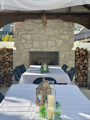Outdoor dining - Lovely 5-bedroom for family with mountain trail access and outdoor entertaining. (Draper)