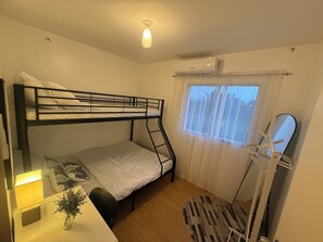 2 chambres, fer et planche à repasser, accès à Internet, literie fournie