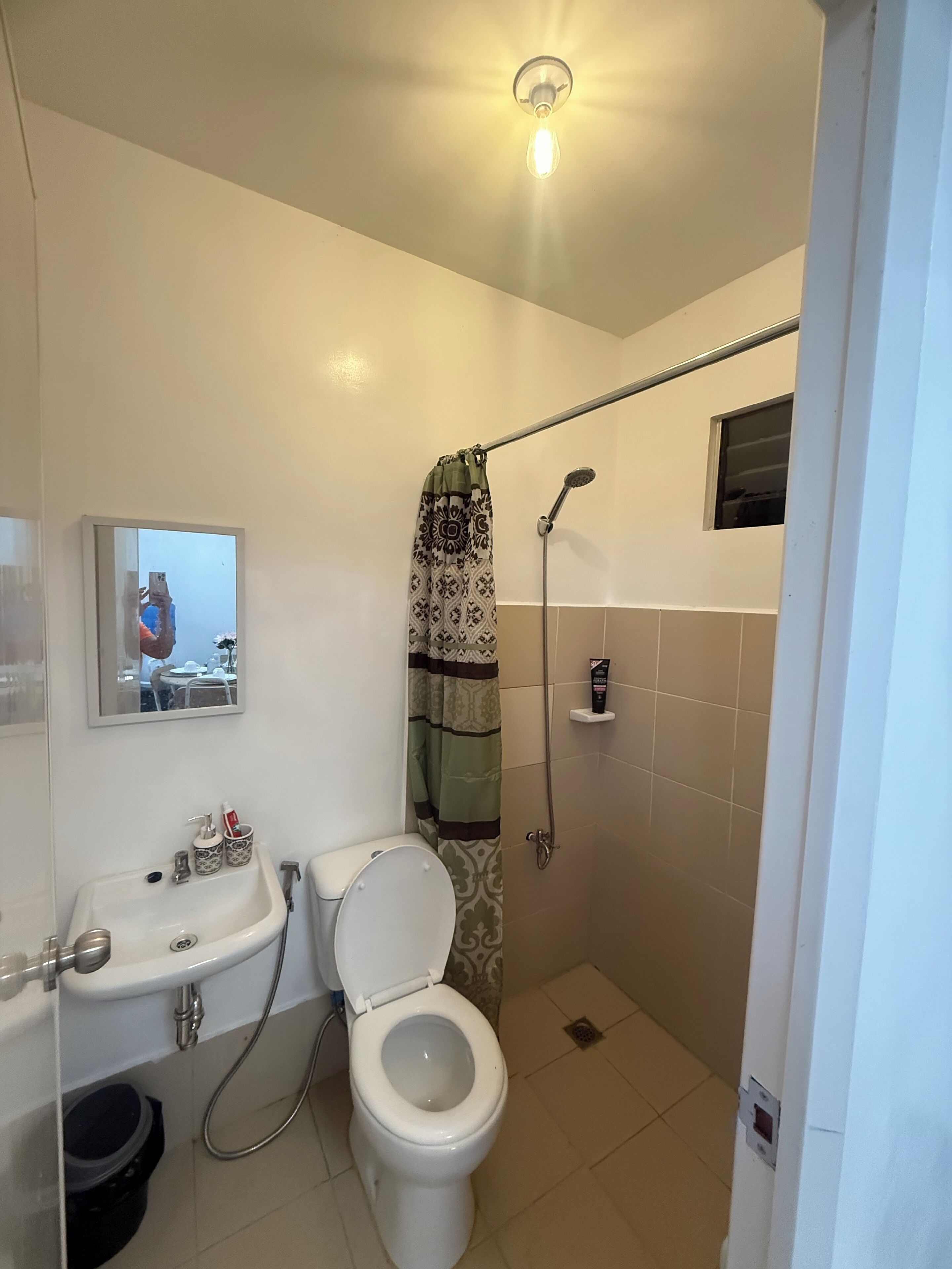 Serviettes fournies, savon, papier toilette