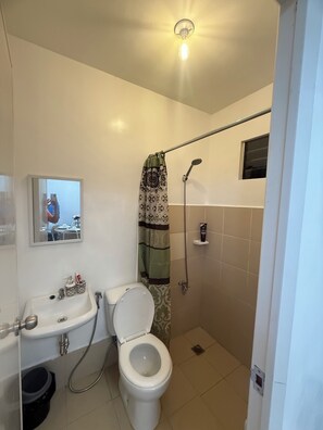 Serviettes fournies, savon, papier de toilette