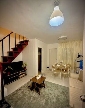Smart TV - Enjoy your own private modern townhouse perfect for relaxing & working remotely. (Taal)
