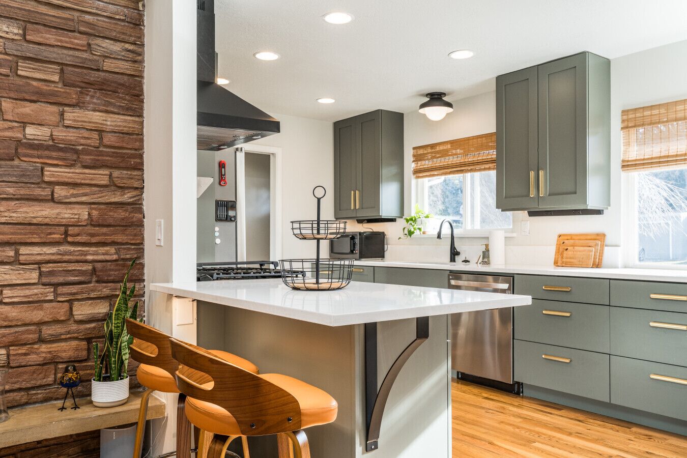 冷蔵庫、電子レンジ、オーブン、コンロ