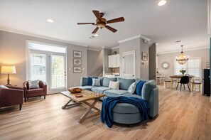A spacious living room with a sectional sofa, a coffee table, and a ceiling fan. - Only 3 minutes walk to beach - Spacious Destin Home, Newly-renovated (Destin)