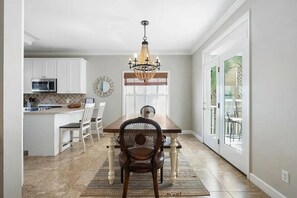 Dining - Only 3 minutes walk to the beach - Spacious Destin Home book 4 Prelaunch Rates! (Destin)