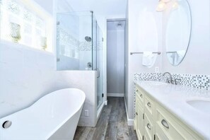 Shower, hair dryer, towels, soap - Only 3 minutes walk to the beach - Spacious Destin Home book 4 Prelaunch Rates! (Destin)