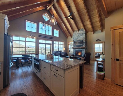 4 Bed Luxury White Mtn Retreat w/ Stunning Views!