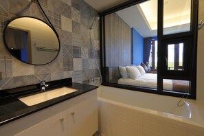 Kamar Double Deluks, balkon, pemandangan laut | Kamar mandi | Sandal