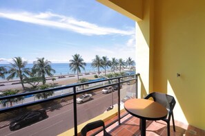 Kamar Quadruple Superior, balkon, pemandangan laut | Tempat makan outdoor