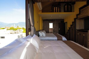 Deluxe fyrbäddsrum - 2 queensize-sängar - balkong - havsutsikt | Minibar, ljudisolering, gratis wi-fi och rullstolsanpassning