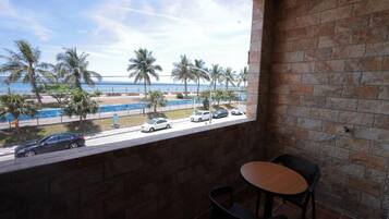 Comfort vierpersoonskamer, balkon, uitzicht op zee | Buiten dineren