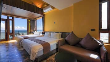 Deluxe-Vierbettzimmer, 2 Queen-Betten, Balkon, Meerblick | Minibar, individuell dekoriert, individuell eingerichtet