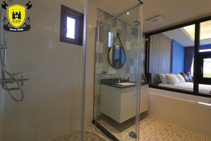 Phòng đôi Deluxe, ban công, quang cảnh biển | Phòng tắm | Dép đi trong nhà 