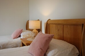 4 bedrooms, internet, bed sheets - FEGLA FAWR a Rustic, Rural Retreat Farm House Nr Barmouth Snowdonia (Arthog)
