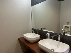 Badewanne und Dusche (separat), Haartrockner, Handtücher, Seife