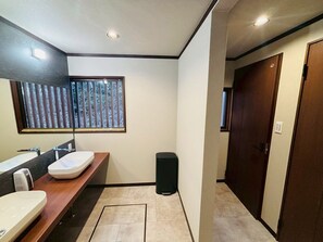 Banyera i dutxa independents, assecador de cabells, tovalloles i sabó 