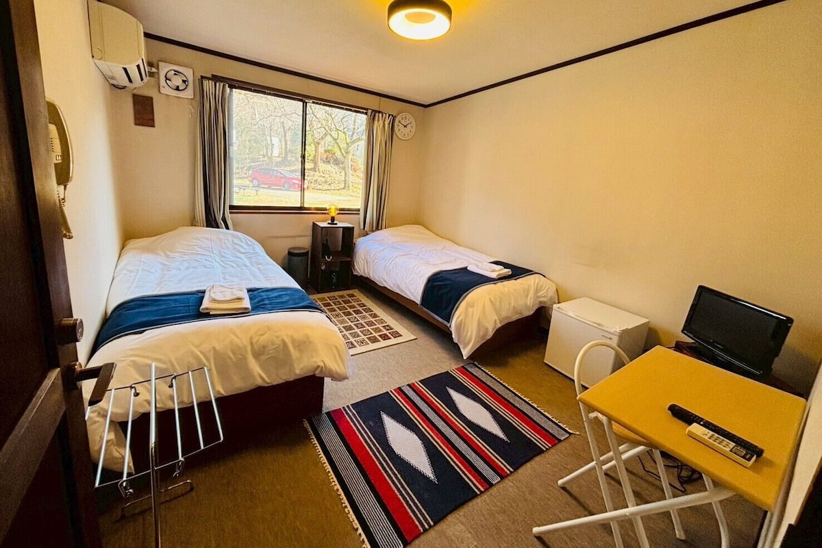 Basic Twin Room | Free WiFi