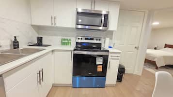 Mikrobølgeovn, ovn, kokeplater og oppvaskmaskin