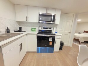 Microwave, oven, stovetop, dishwasher - Cozy 2-bedroom Guest Suite in SW Edmonton with Parking, Wi-Fi and TV (Edmonton)