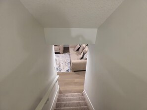 Interior - Cozy 2-bedroom Guest Suite in SW Edmonton with Parking, Wi-Fi and TV (Edmonton)