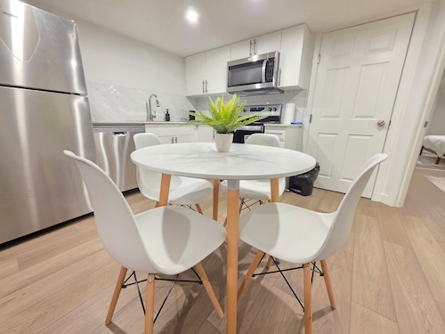 Cozy 2-bedroom Guest Suite in SW Edmonton with Parking, Wi-Fi and TV