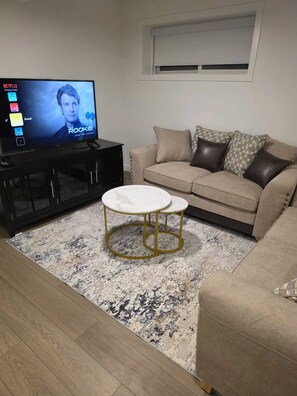 TV - Cozy Guest Suite in SW Edmonton (Edmonton)