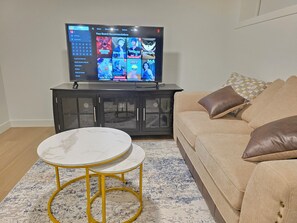 Smart TV - Cozy 2-bedroom Guest Suite in SW Edmonton with Parking, Wi-Fi and TV (Edmonton)