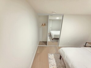 2 bedrooms, iron/ironing board, free WiFi, bed sheets - Cozy 2-bedroom Guest Suite in SW Edmonton with Parking, Wi-Fi and TV (Edmonton)