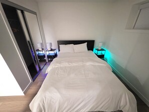 2 bedrooms, iron/ironing board, free WiFi, bed sheets - Cozy 2-bedroom Guest Suite in SW Edmonton with Parking, Wi-Fi and TV (Edmonton)
