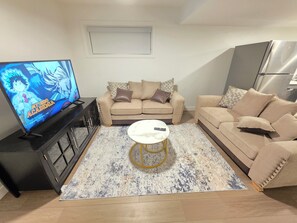 TV - Cozy 2-bedroom Guest Suite in SW Edmonton with Parking, Wi-Fi and TV (Edmonton)