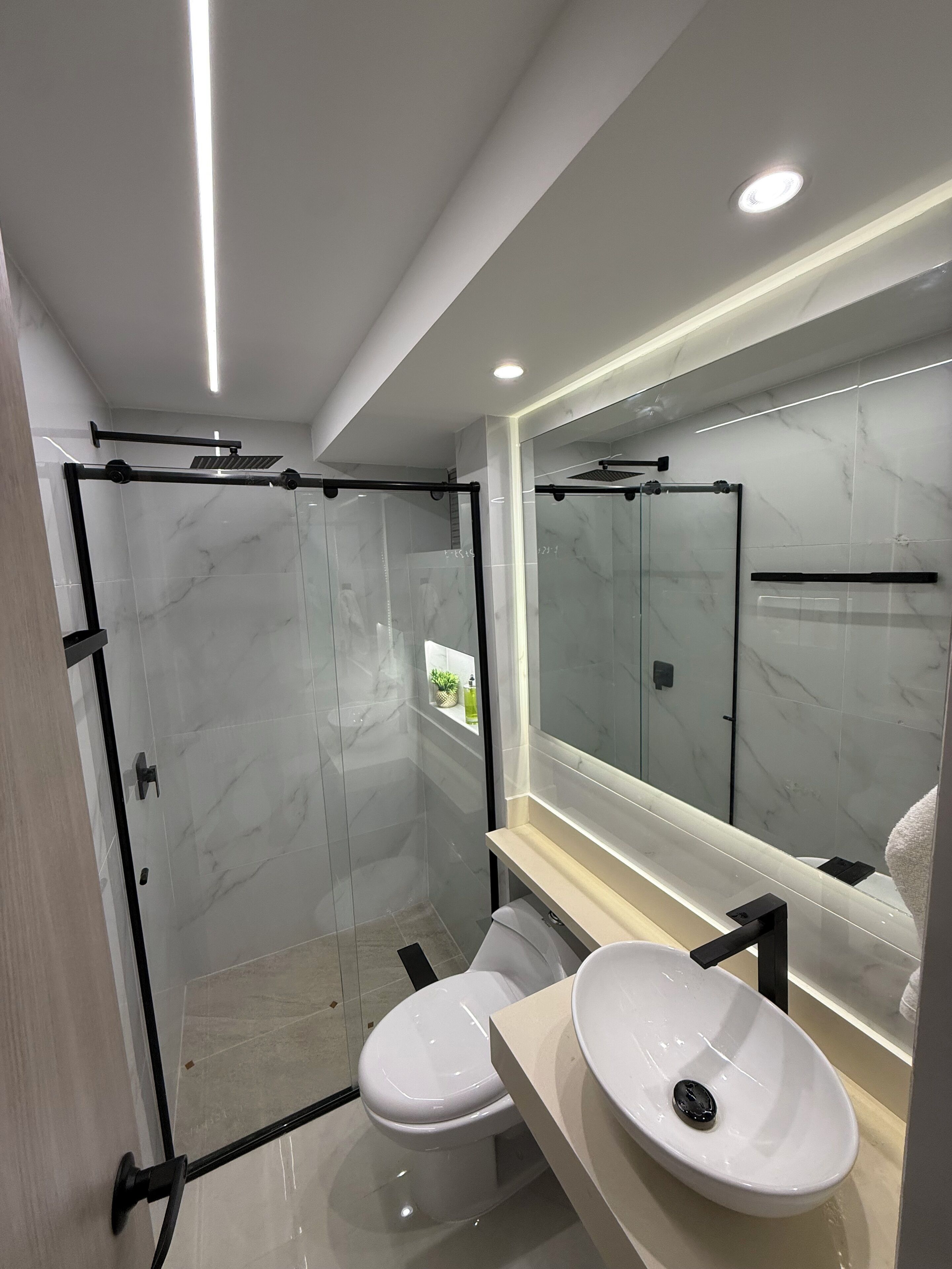 Douche, serviettes fournies, savon, papier toilette
