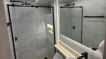 Douche, serviettes fournies, savon, papier toilette