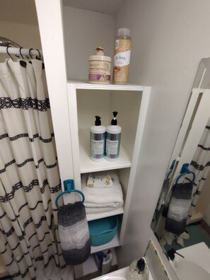 Dusche, Haartrockner, Handtücher, Seife