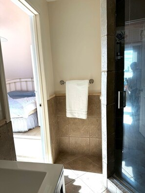 3 bedrooms, WiFi, bed sheets - Getaway beach house with ocean view, Upstairs unit (Fort Myers Beach)