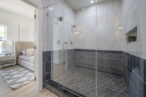 Shower, towels, soap, toilet paper - Ybor City Retreat Near Nightlife (Tampa)