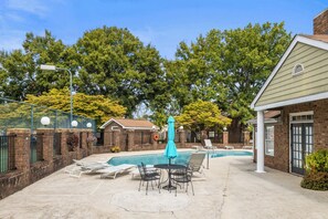 Pool - Fabulous 2-bedroom apartment in vibrant Huntsville (Huntsville)