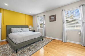 Iron/ironing board, WiFi, bed sheets - Fabulous 2-bedroom apartment in vibrant Huntsville (Huntsville)