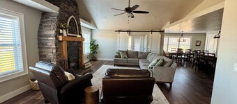 Awesome 6-bedroom house with rec room, fully equipped kitchen, Near Lava