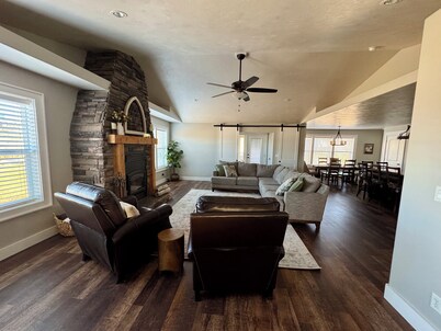 Awesome 6-bedroom house with rec room, fully equipped kitchen, Near Lava