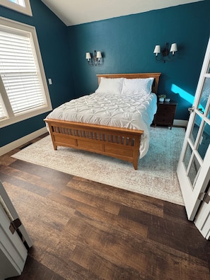 6 bedrooms, desk, iron/ironing board, travel cot