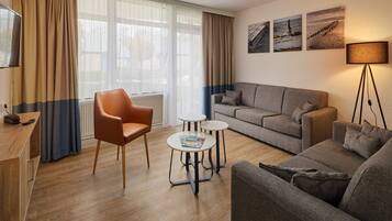Deluxe Apartment, 3 Bedrooms | Living room